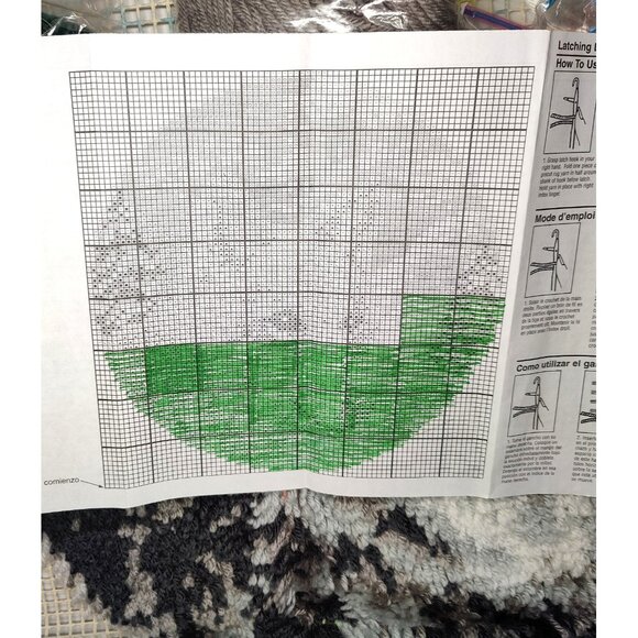 Caron 4784 Lone Wolf Latch Hook Kit PARTIALLY COMPLETED + SUPPLIES TO FINISH - Picture 9 of 11